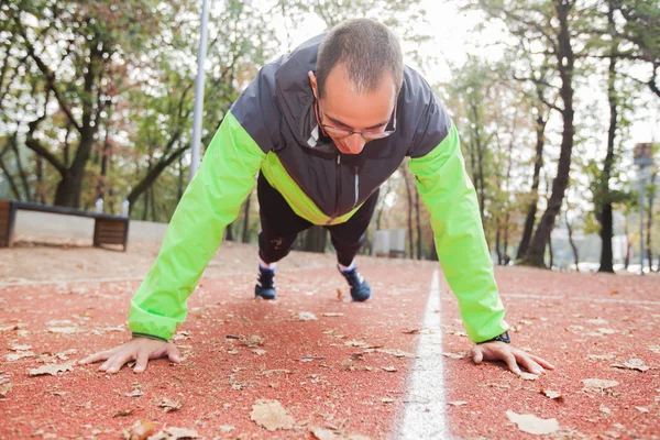 Jovem Desportista Fazendo Flexões Parque Fitness Livre — Fotografia de Stock