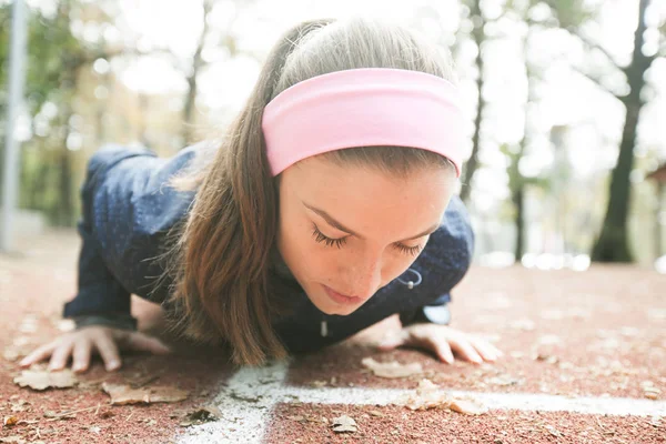 Sportliche Junge Frau Macht Liegestütze Outdoor Fitnesspark Herbstmorgen — Stockfoto