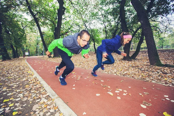 Sporty Homem Mulher Começar Correr Trilha Fitness Floresta — Fotografia de Stock