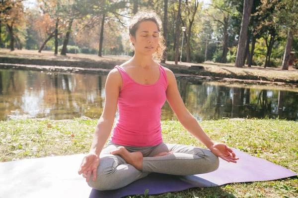 Mujer Meditando Practicando Yoga Parque Hermoso Día Soleado Del Otoño —  Fotos de Stock