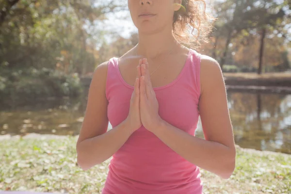 Güneşli Bir Sonbahar Gününde Parkta Kadın Meditasyon Yapıyor Yoga Yapıyor — Stok fotoğraf