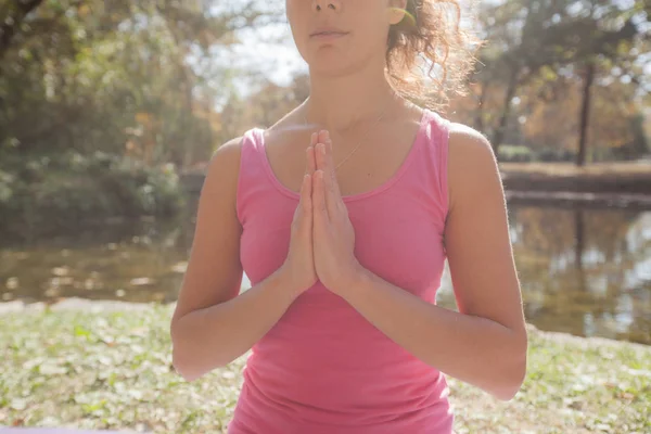 Mujer Meditando Practicando Yoga Parque Hermoso Día Soleado Del Otoño —  Fotos de Stock