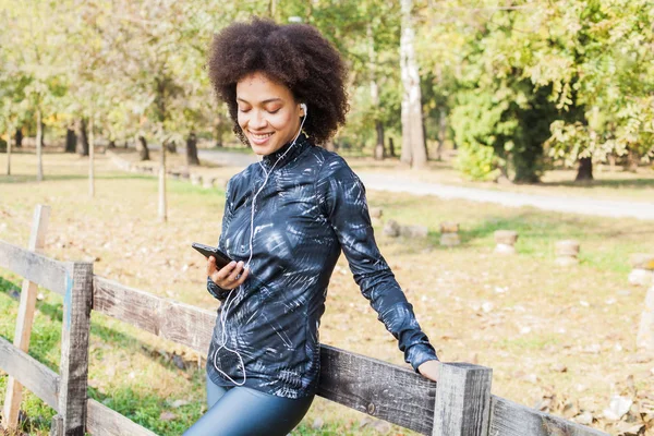 Donna Afro Americana Sportiva Rilassarsi Ascoltando Musica Dopo Allenamento Parco — Foto Stock