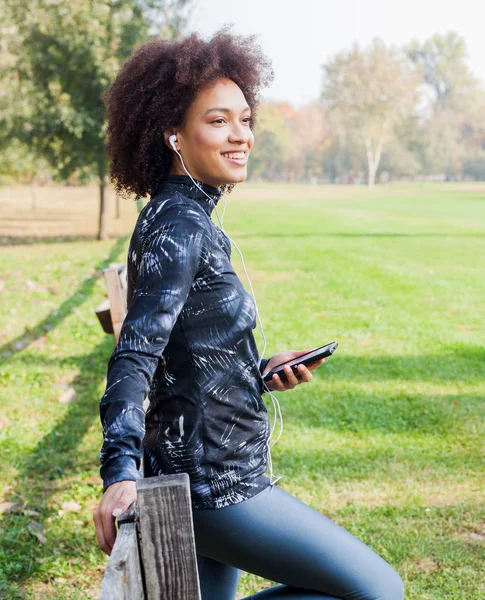 Happy Fitness Femme Écoutant Musique Après Entraînement Parc Appuyant Sur — Photo