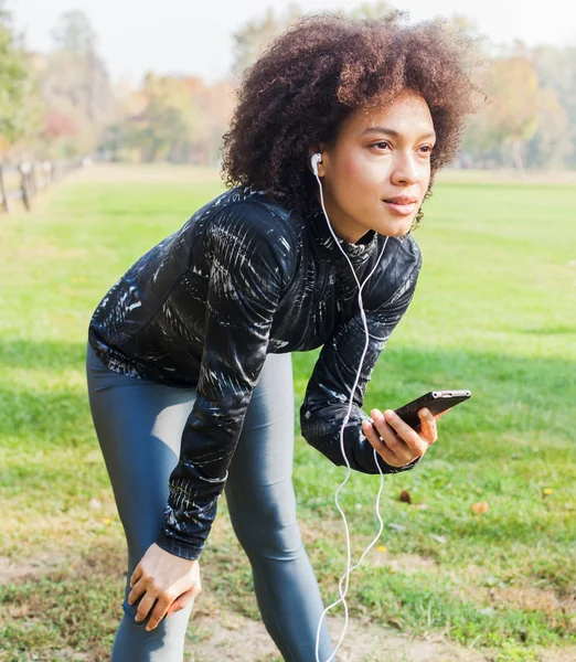 Sporty Afro Woman Take Break Listening Music Ready Continue Running — Stock Photo, Image