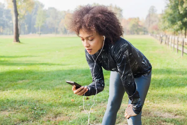 Sporty Afro Woman Take Break Listening Music Ready Continue Running — Stock Photo, Image