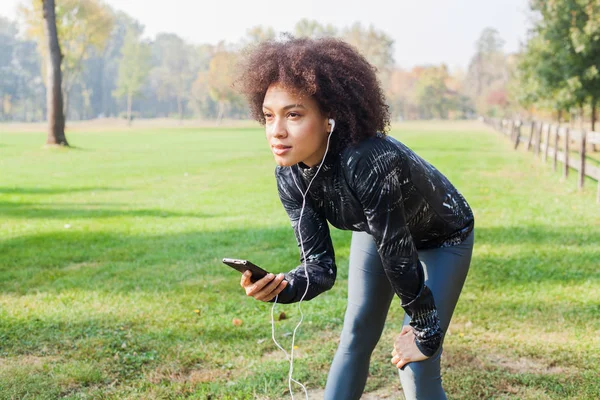 Sporty Afro Woman Take Break Listening Music Ready Continue Running — Stock Photo, Image