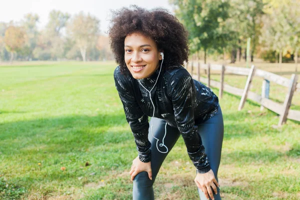 Desportivo Afro Mulher Fazer Uma Pausa Ouvir Música Pronto Para — Fotografia de Stock