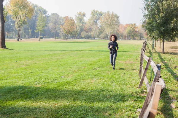 Egészséges Tevékenység Park Fitness Afrikai Jogging Zöld Mezők Természetben — Stock Fotó