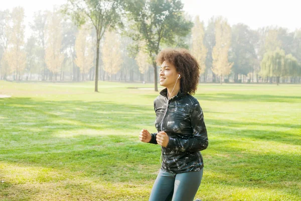 Park Doğada Yeşil Alanları Koşu Fitness Afrikalı Kadın Sağlıklı Etkinliği — Stok fotoğraf