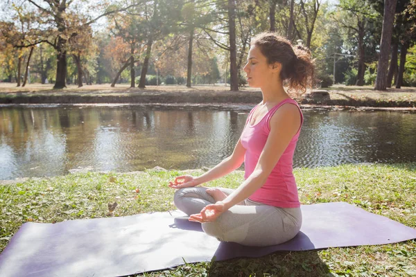 Mujer Meditando Practicando Yoga Media Posa Loto Padmasana Meditación Hermoso —  Fotos de Stock