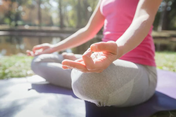 Közelről Női Kéz Jóga Meditáció Póz Fitness Szőnyeg Park Egészséges — Stock Fotó