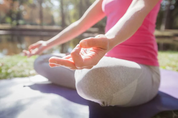 Primer Plano Las Manos Femeninas Haciendo Yoga Meditación Posan Esterilla —  Fotos de Stock