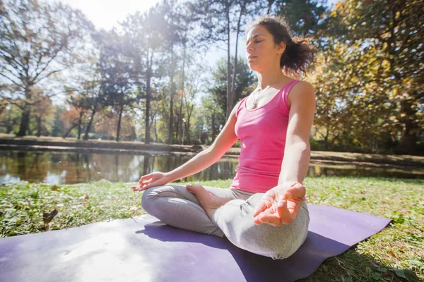 Frau Meditiert Und Praktiziert Yoga Halb Lotus Padmasana Meditation Einem — Stockfoto