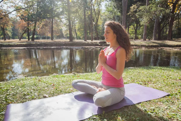Mujer Meditando Practicando Yoga Oración Del Loto Pose Padmasana Meditación —  Fotos de Stock