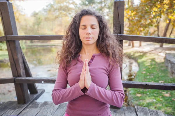 Mooie Jonge Vrouw Meditatieve Houding Houten Brug Park Gezonde Vrouw — Stockfoto