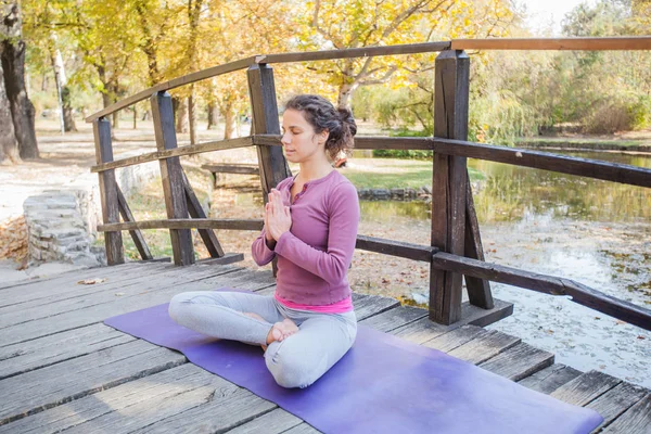 Gyönyörű Fiatal Meditatív Pózban Hídon Parkban Egészséges Jóga Gyakorlat Padmasana — Stock Fotó