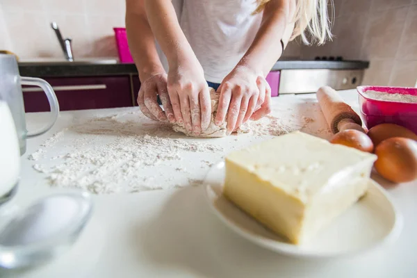 Mani Madre Figlia Impastano Pasta Pizza Tavolo Bianco Divertirsi Insieme — Foto Stock