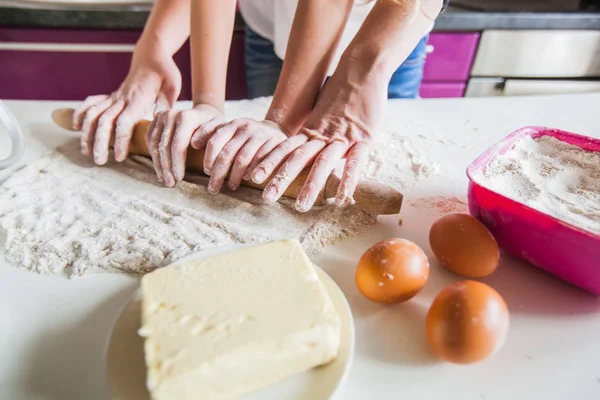 Mani Madre Figlia Rotolamento Pasta Pizza Con Mattarello Insieme Sul — Foto Stock