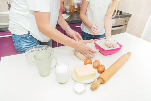 Anne Kızı Elinde Beyaz Masa Üzerinde Pizza Hamur Yoğurmak Mutfakta — Stok fotoğraf