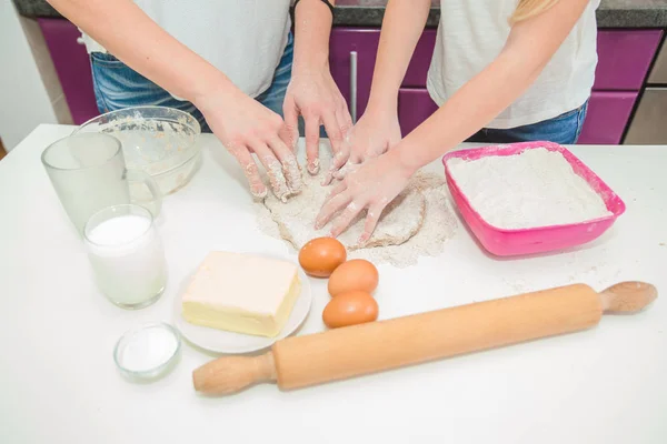 Las Manos Madre Hija Amasan Masa Para Pizza Sobre Mesa —  Fotos de Stock