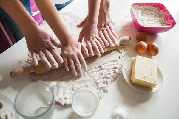 Hands Mother Daughter Rolling Pizza Dough Rolling Pin Together Kitchen — Stock Photo, Image