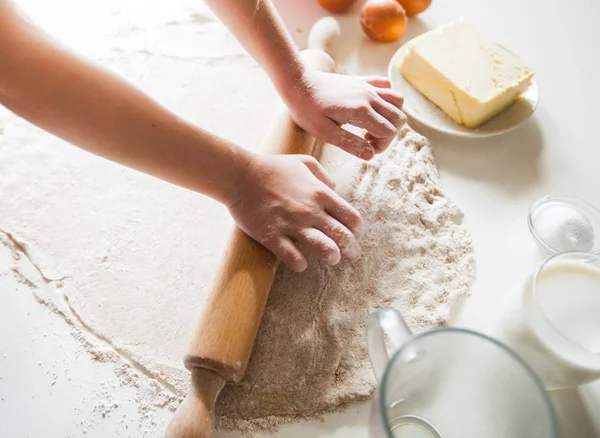 Anne Kızı Pizza Hamuru Oklava Ile Birlikte Mutfak Masasının Üzerinde — Stok fotoğraf