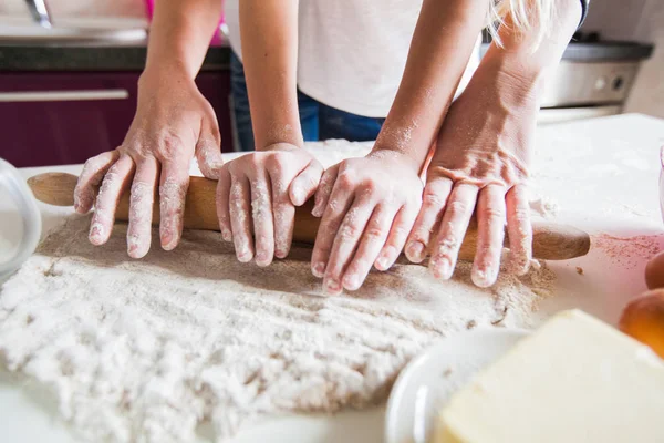 Hands Mother Daughter Rolling Pizza Dough Rolling Pin Together Kitchen — Stock Photo, Image