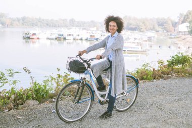 Bisiklet ücretsiz vaktinizi Nehri yakınında rahat Afro kadınla.
