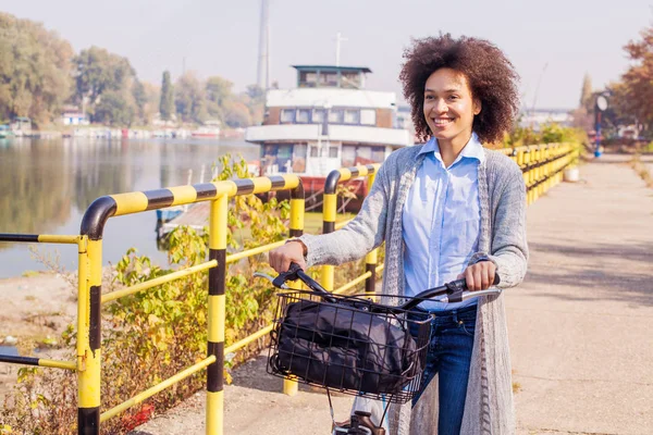 Relaxado Afro Mulher Com Bicicleta Desfrutando Tempo Livre Perto Rio — Fotografia de Stock