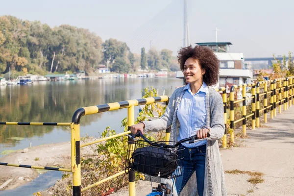 Relaxado Afro Mulher Com Bicicleta Desfrutando Tempo Livre Perto Rio — Fotografia de Stock