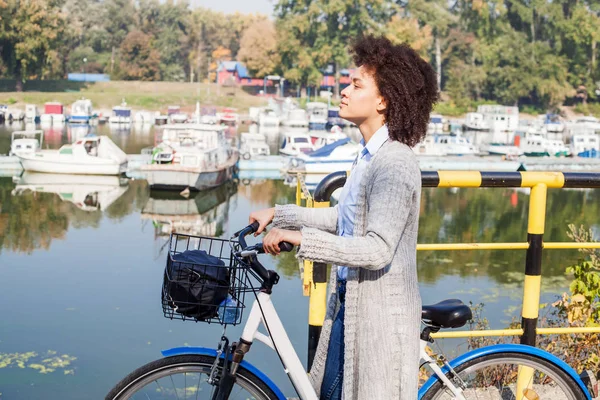 Relaxado Afro Mulher Com Bicicleta Desfrutando Tempo Livre Perto Rio — Fotografia de Stock