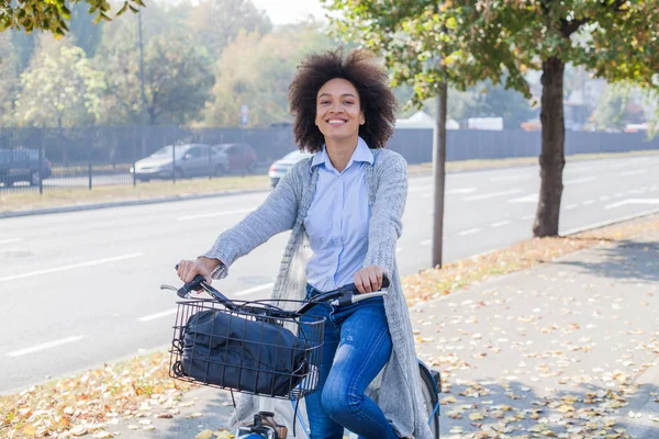 Portret Szczęśliwy Afro Kobieta Jazdy Rower Ulicy — Zdjęcie stockowe