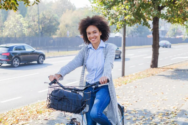 Portret Van Gelukkig Afro Vrouw Rit Fiets Straat — Stockfoto