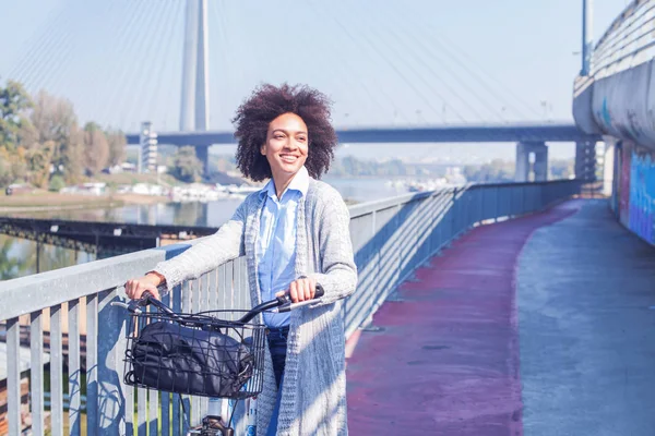 Felice Afro Giovane Donna Con Bicicletta Godere Del Tempo Libero — Foto Stock