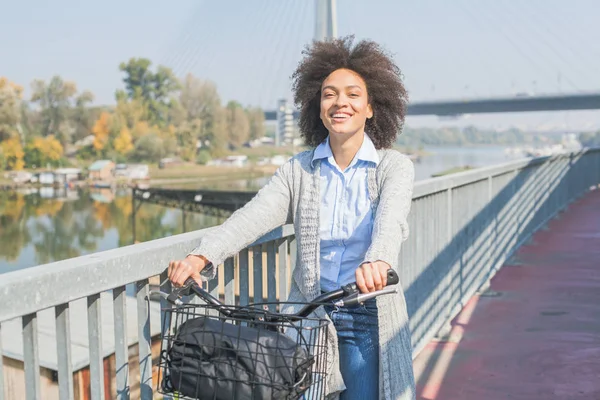 Joyeux Afro Jeune Femme Avec Vélo Profiter Temps Libre Sur — Photo