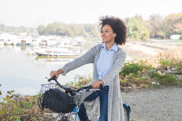 Relaxado Afro Mulher Com Bicicleta Desfrutando Tempo Livre Perto Rio — Fotografia de Stock