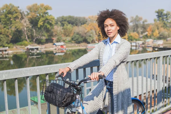 Gelukkig Afro Jonge Vrouw Met Fiets Genieten Van Vrije Tijd — Stockfoto