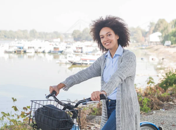 Relaxado Afro Mulher Com Bicicleta Desfrutando Tempo Livre Perto Rio — Fotografia de Stock