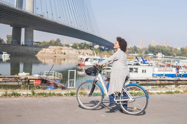 Entspannte Afro Frau Mit Fahrrad Genießt Freizeit Flussnähe — Stockfoto
