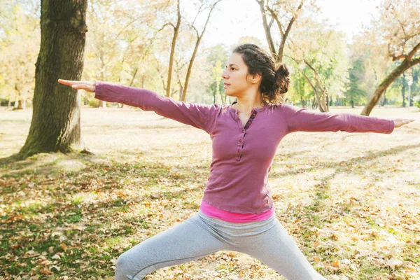 Mujer Joven Practicando Yoga Ejercicio Guerrero Pose Beautiful Morning Autumn — Foto de Stock