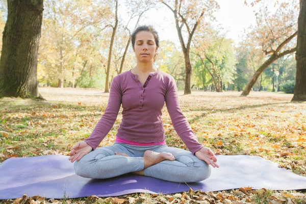 Woman Meditating Practicing Yoga Lotus Pose Padmasana Meditation Sunny Autumn — Stock Photo, Image