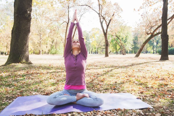 Kvinna Meditera Och Praktisera Yoga Lotus Pose Padmasana Meditation Soliga — Stockfoto