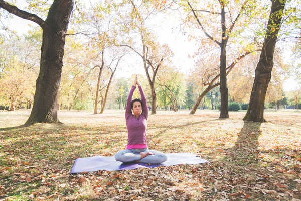 Vrouw Mediteren Het Beoefenen Van Yoga Lotus Pose Padmasana Meditatie — Stockfoto