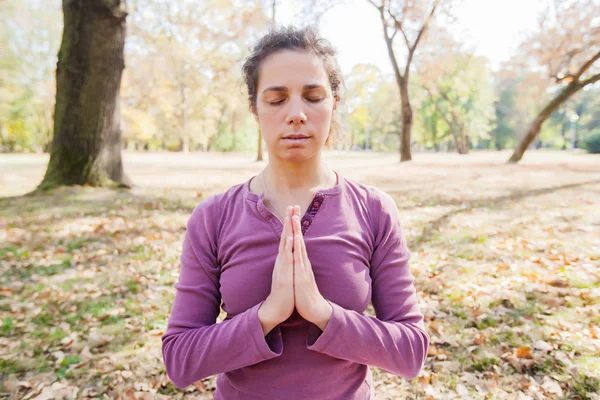 Mulher Meditando Praticando Yoga Lotus Pose Padmasana Meditação Dia Ensolarado — Fotografia de Stock