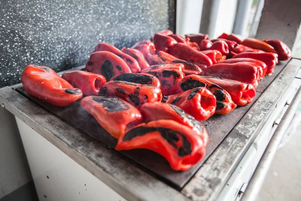 薪ストーブの上で金属板に赤ピーマンを焼く 伝統的なセルビアでおいしい料理を準備 — ストック写真