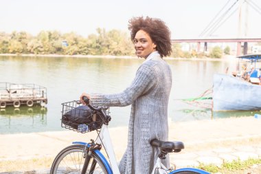 Karışık ırk siyah kadın Nehri yakınında ücretsiz vaktinizi Bisiklet ile.