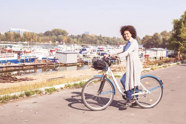 Schwarze Frau Mit Fahrrad Genießt Freizeit Der Nähe Des Flusses — Stockfoto