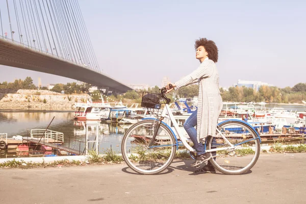 Μικτή Φυλή Μαύρη Γυναίκα Ποδήλατο Απολαμβάνοντας Δωρεάν Χρόνο Κοντά Ποταμός — Φωτογραφία Αρχείου