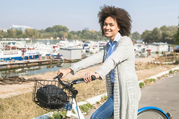 Retrato Feliz Bela Raça Mista Mulher Negra Passeio Bicicleta Margem — Fotografia de Stock